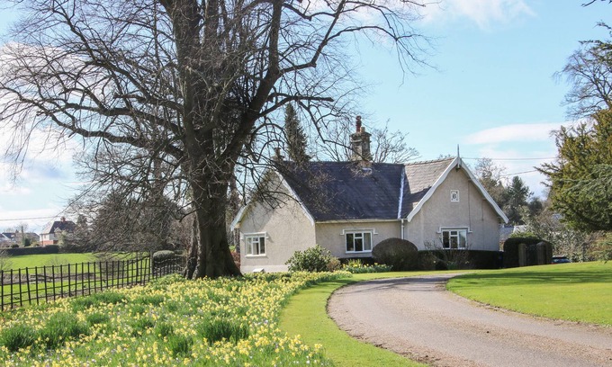 Overton-on-dee Cottage | THE LODGE, family friendly, with open fire in Overton-On-Dee