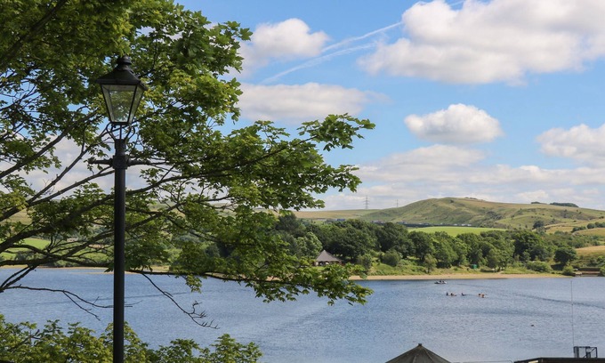 Littleborough Cottage | THE LOFT AT THE LAKE, romantic, with a garden in Littleborough