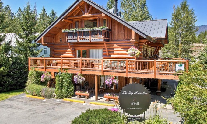 Pemberton Hotel | The Log House Inn