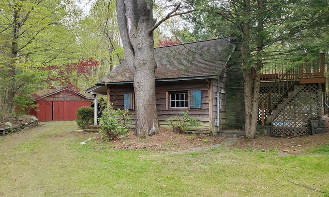 Pleasant Valley Cottage | The Lucky Goat, a quiet country cottage about an hour from NYC, just off the TSP