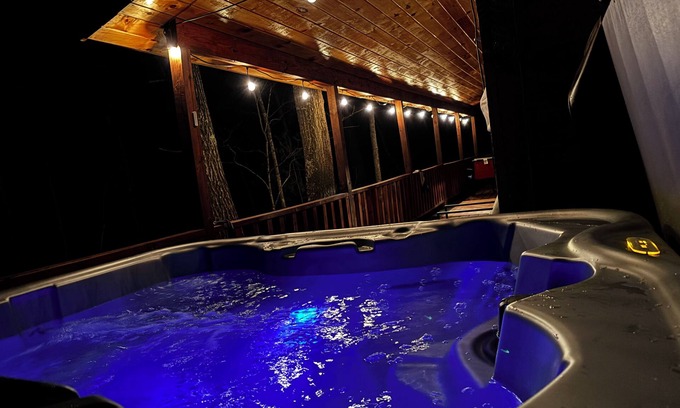 Campton Cabin | The LucKY Lodge: Hot Tub! New Build, 11 Miles to Natural Bridge