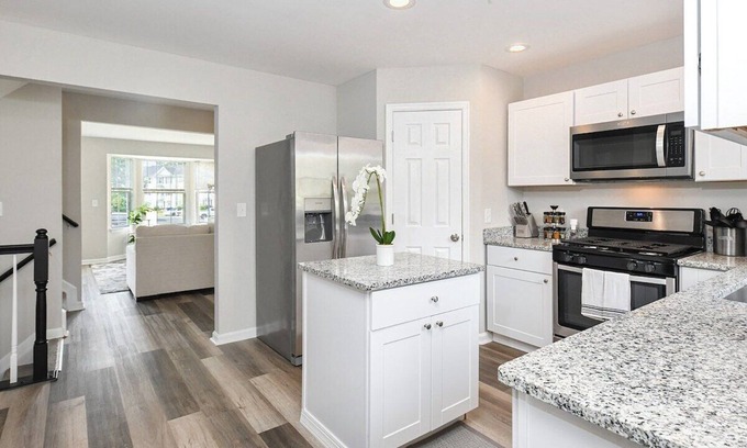 Rossville House | The Lux Middle River Retreat King Bed/WiFi/Billiards/SmartTVs/Chef Kitchen/Deck