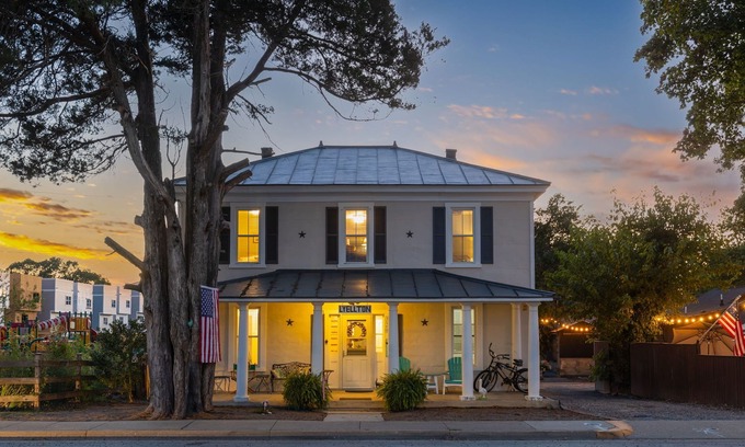Issue House | The Lyellton House: 6 Bd 4Ba - Steps to Shops & Shore - Pet Friendly