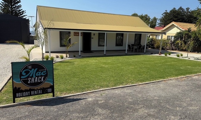 Port Vincent House | The Mac Shack- 4 bedroom beachfront holiday home with sea views!