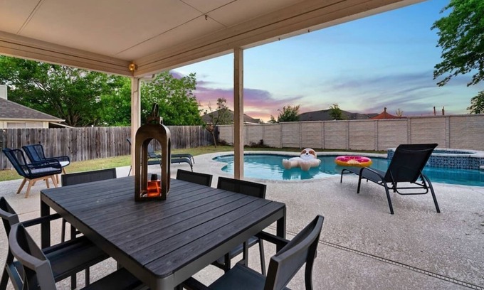 Katymead House | The Mad Hatter - Heated Pool, Gameroom & More!