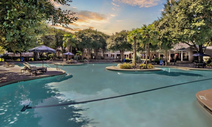 Pleasant Valley Apartment | The Magenta - Bold Design + Prime Location + Sleeps 10 + Amenities