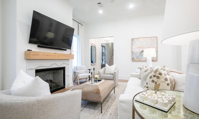 Oxford House | The Magnolia Manor, 4BRHome by Velvet Ditch Villas