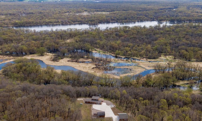Pepin Cabin | The Main Stay on the Bluff: Private 4-Bedroom Retreat in peaceful Pepin.
