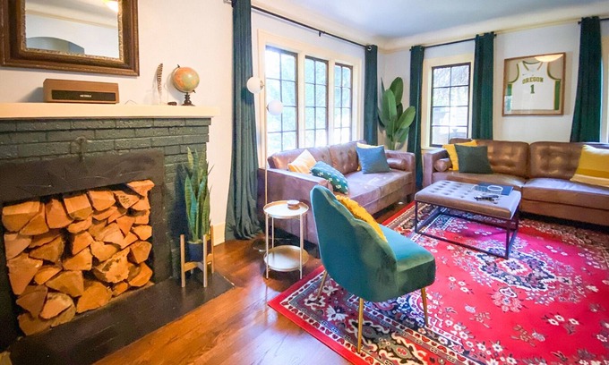 West Eugene House | 🦆 The Mallard Manor | Hip 5 bedroom historic home close to campus