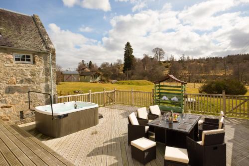 Nethy Bridge House | The Maltings - lodge with hot tub