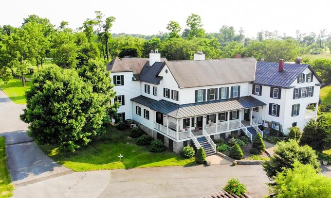 Round Hill Bed & Breakfast | The Manor at Airmont