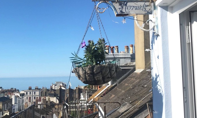 Brighton Apartment | 'The Mermaid Inn Brighton' (slps 3) seaview from each room, near beach & station