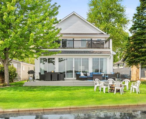 Middleville House | The Mitten Lake Escape