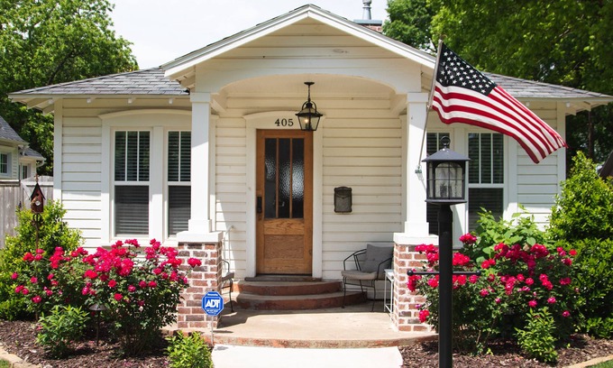 Downtown House | The Mockingbird Cottage - Charming little cottage for two in a perfect location!