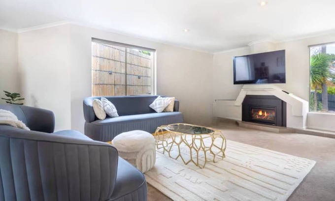 Mount Eliza House | The Moondah Manor A Poolside Family Retreat