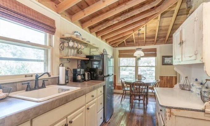 Fruitvale Cabin | The Moonshine Cabin at Green Frog Farm