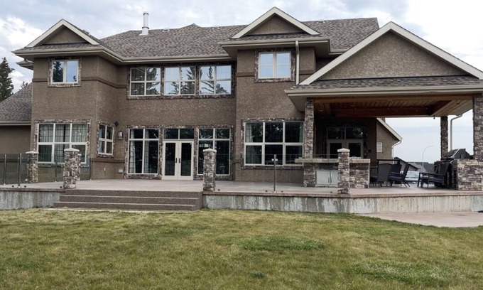 Hinton House | The most Luxurious, full of comfort Home away from Home