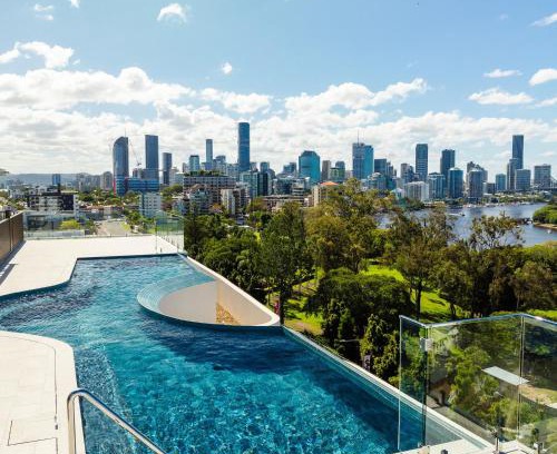 East Brisbane Apartment | "The Mowbray"-Luxury,rooftop pool,gym,free parking