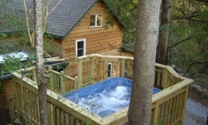 Marshall Cabin | The Nest: Cozy Cabin, Hot Tub, Walk to Downtown Marshall, NC.