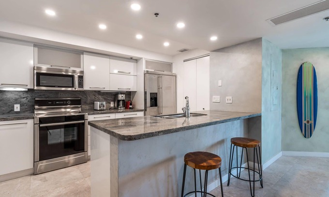 South Beach Apartment | The Netherland R5B on OceanDr + Park&Gym