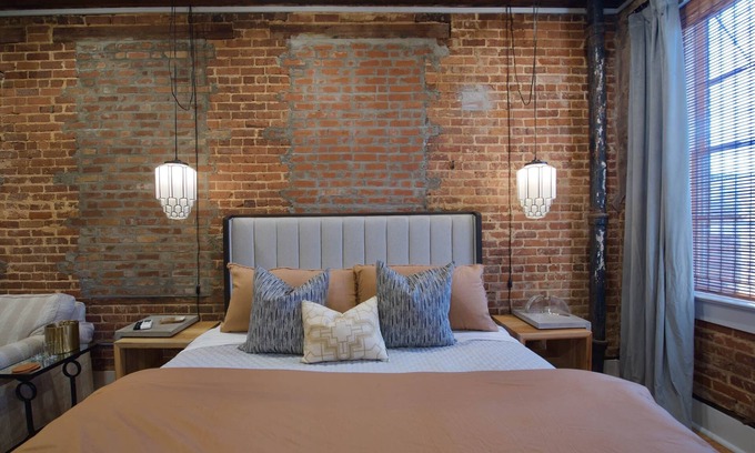 Laurel Hotel | The New York Room- The Buzzard's Roost Inn