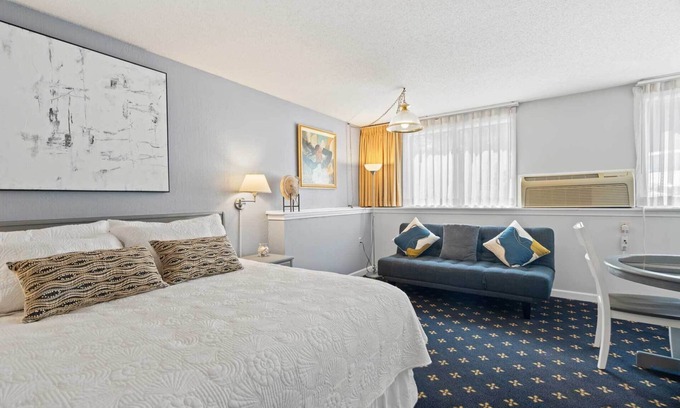 Niantic Hotel | The Niantic Inn