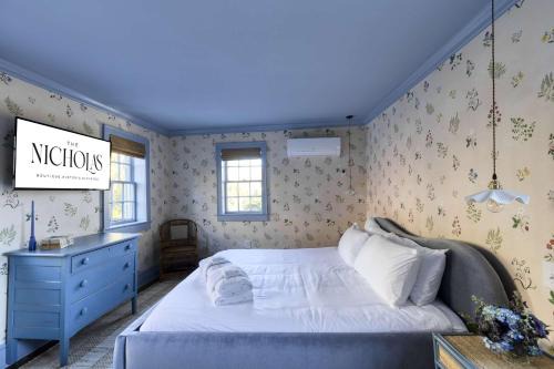 Harleston Village Bed & Breakfast | The Nicholas Carriage King Suite - Walk to King