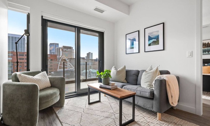 Eau Claire Condo | The Nile | Gym | Downtown | UG Park | Bow River