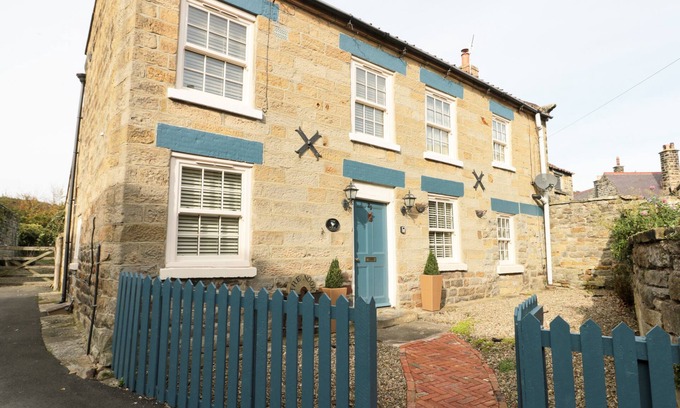 Cloughton House | THE NOOK AT 29 HIGH STREET, pet friendly, with hot tub in Burniston
