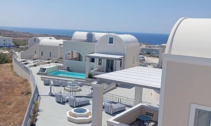 Fira Hotel | The Noverian Bios Caldera Sunset Suites
