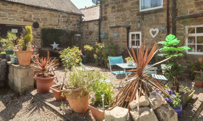 Tansley Apartment | THE OAK APARTMENT, pet friendly, character holiday cottage in Tansley