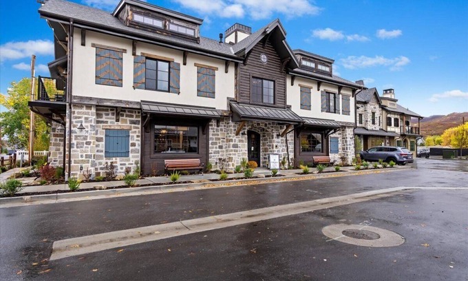 Midway Apartment | The Oak Room - Newly Built 2B2B Loft Near Park City