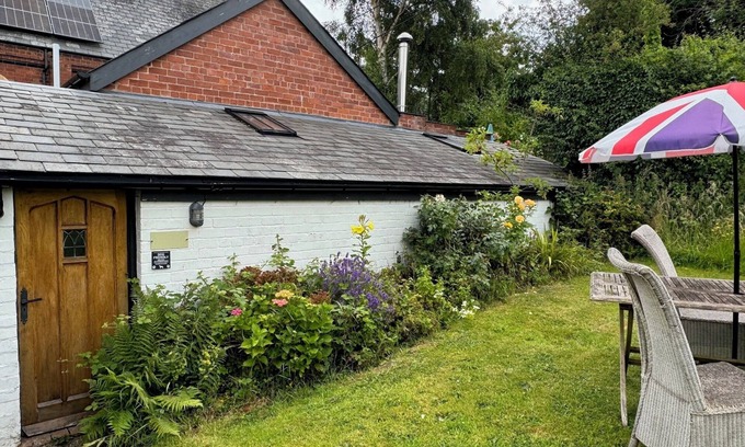 Pembridge Cottage | THE OLD BAKEHOUSE, pet friendly, with open fire in Pembridge