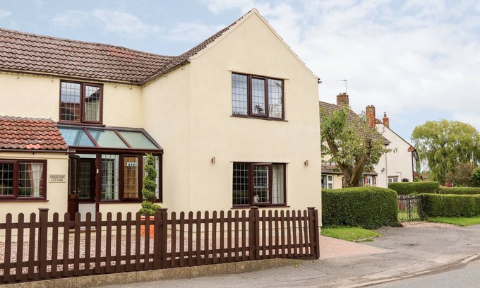 Horncastle Cottage | THE OLD BAKER'S SHOP, pet friendly, with a garden in Horncastle