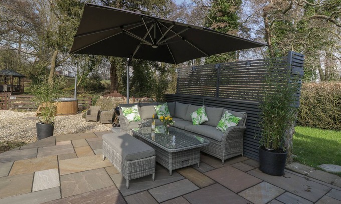 Severn Stoke Cottage | THE OLD CIDER HOUSE, pet friendly, with hot tub in Hanley Swan
