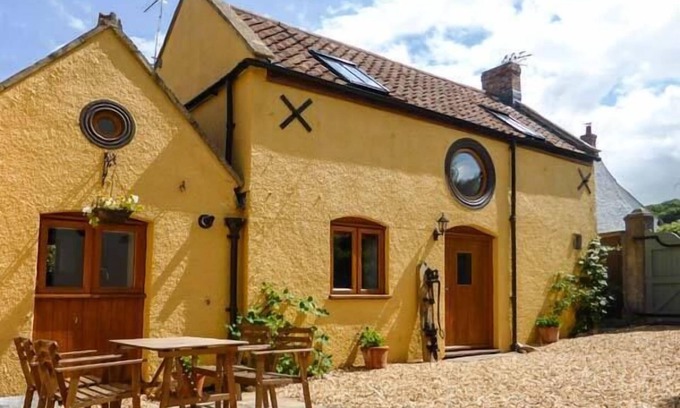 Weston-super-Mare Cottage | THE OLD COTTAGE, family friendly, with a garden in Weston-Super-Mare