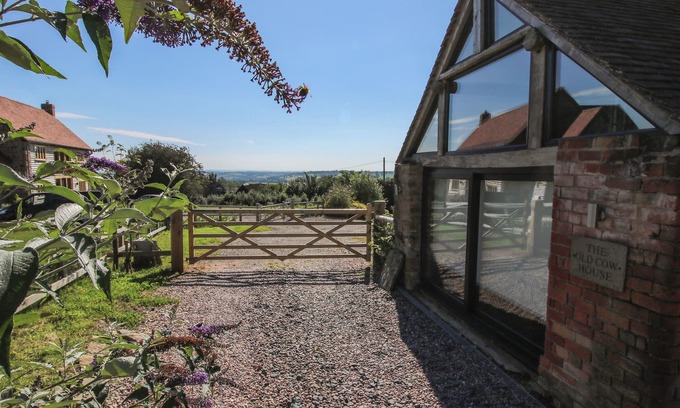 Wheathill Cottage | THE OLD COW HOUSE, pet friendly, with open fire in Ditton Priors