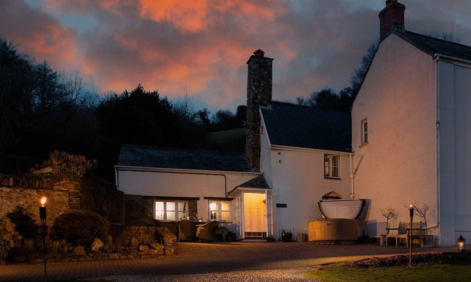 Combe Martin Cottage | The Old Farmhouse - sleeps 6 guests in 3 bedrooms