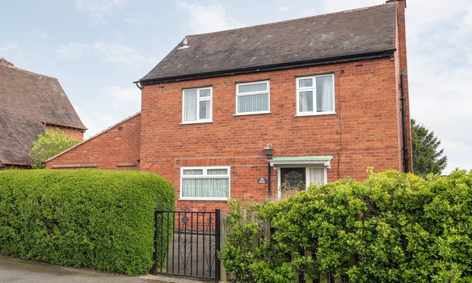 Chesterfield Cottage | THE OLD GROCERY, pet friendly, with a garden in Barrow Hill