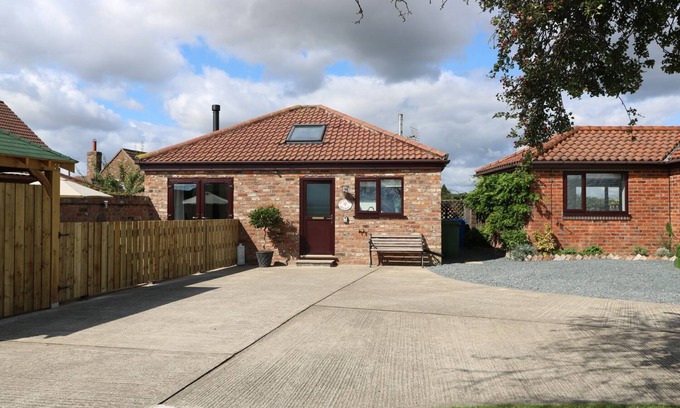 Storwood Cottage | THE OLD MILL HIDEAWAY, with hot tub in Ellerton