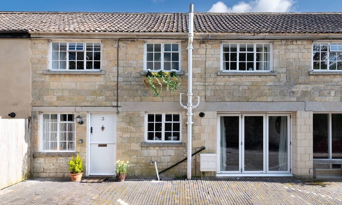 Winsley Cottage | The Old Stables. Sleeps 6, just 10mins from bath by train 15mins by car
