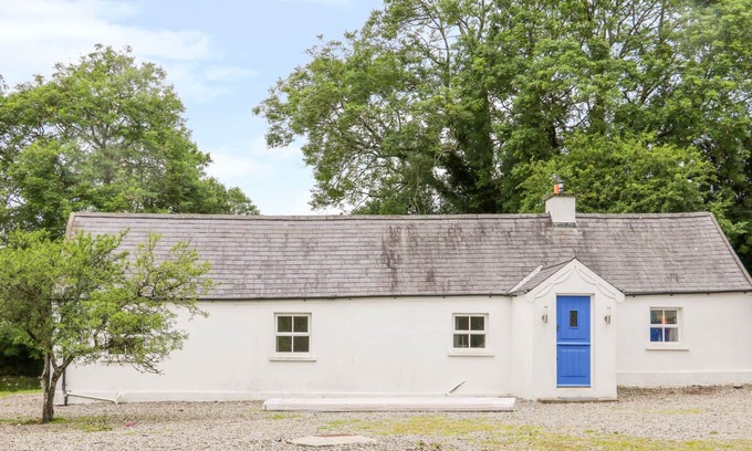 Shillelagh Cottage | THE OLD WHITE COTTAGE, pet friendly in Shillelagh, County Wicklow