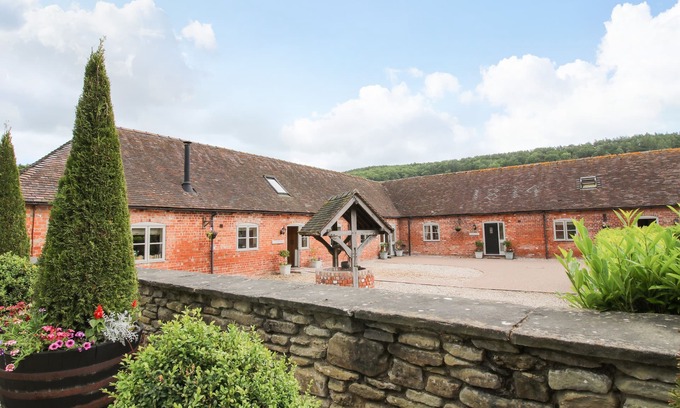 Acton Scott Cottage | THE OLDE COWSHED, pet friendly, character holiday cottage in Westhope