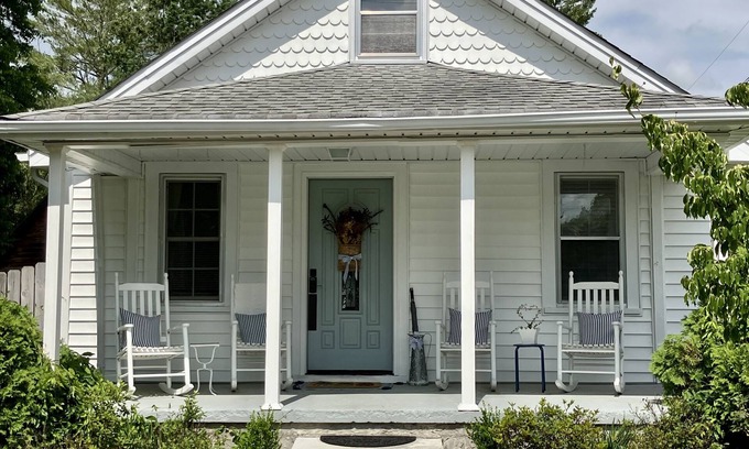 Abingdon Cottage | The Olde Springhouse cottage in downtown Abingdon