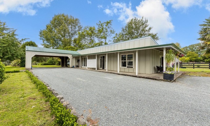 Hunua House | The Olde Store - Hunua Holiday Home