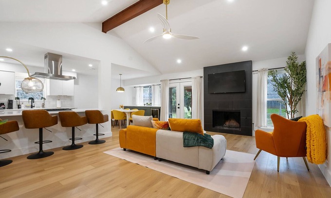 North Austin Civic Association House | The Onyx Haus - mins away from The Domain