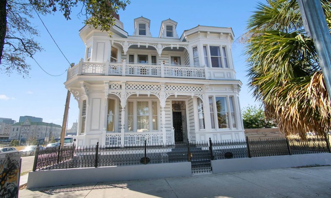 Tulane - Gravier Bed & Breakfast | The Orleans House | One of a Kind Historic Landmark w POOL near FQ