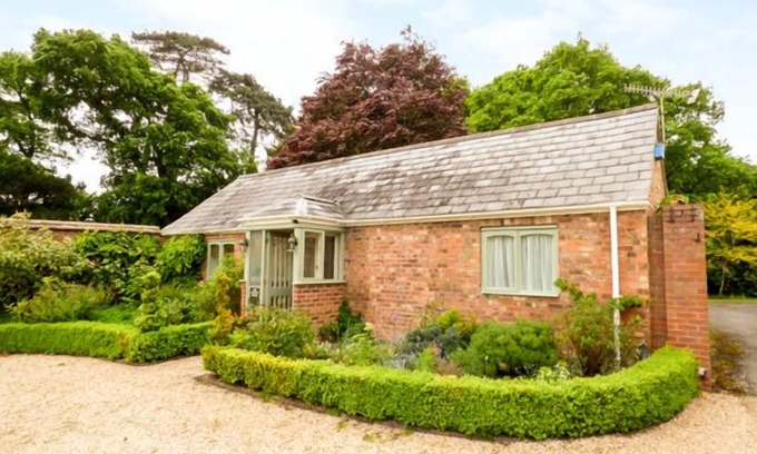 Severn Stoke Cottage | THE PACKING HOUSE, romantic, with a garden in Hanley Castle