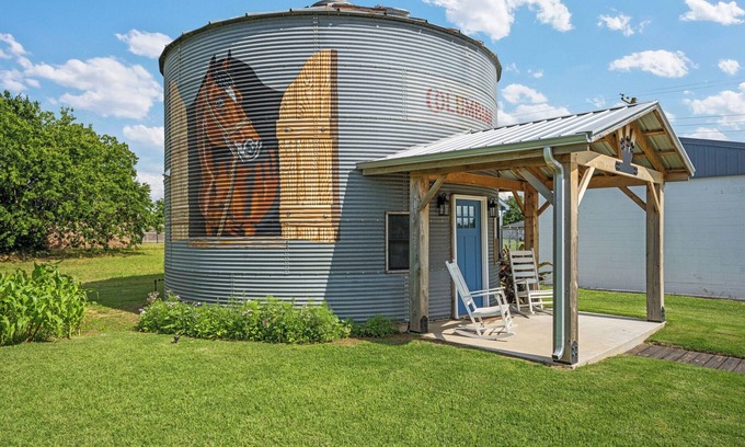 Elgin House | The Painted Silos - The Horse Bin. Elgin, Ft Sill and Lawton areas.