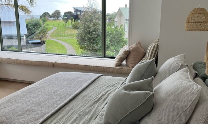 Matarangi House | The Palm House - MataranginBeautifully decorated fully stocked beachouse